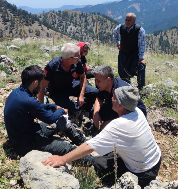Kayalıklardan düşen çoban yaralandı