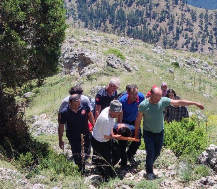 Kayalıklardan düşen çoban yaralandı