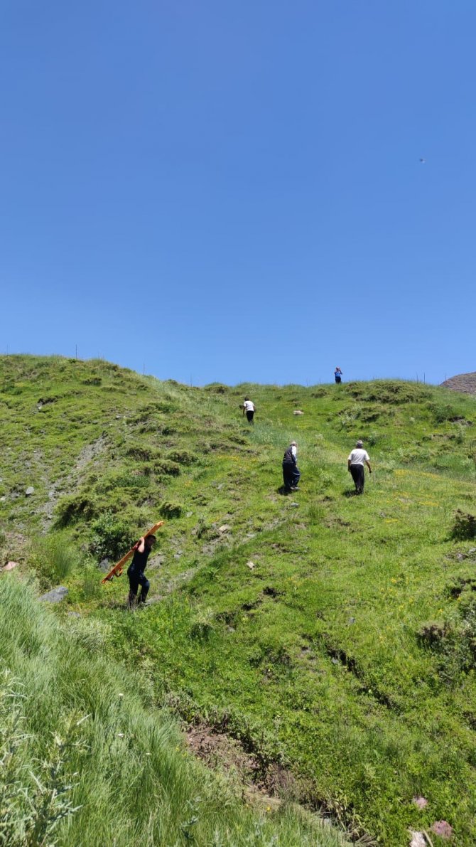 Kayalıklardan düşen vatandaşı kurtarmak için seferber oldular
