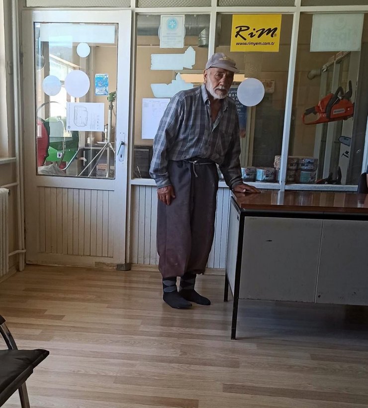 Kooperatife girerken ayakkabılarını çıkaran çiftçi: Çalışanlar silmekle uğraşmasın, dedim