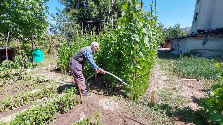 Kooperatife girerken ayakkabılarını çıkaran çiftçi: Çalışanlar silmekle uğraşmasın, dedim