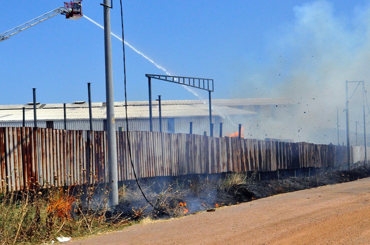 Manisa'da mukavva fabrikasında yangın