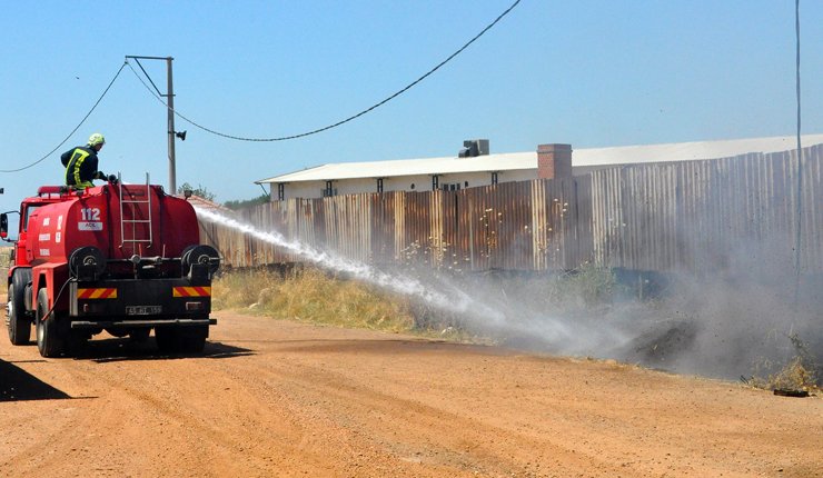 Manisa'da mukavva fabrikasında yangın