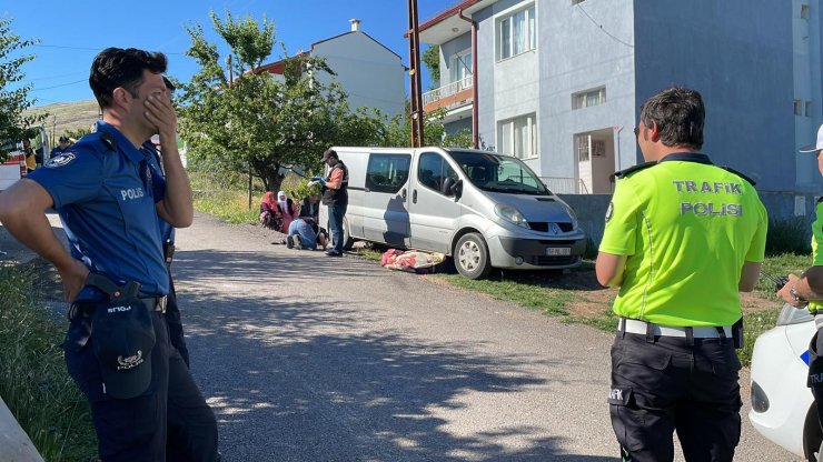 Oğlunun sürdüğü minibüsün altında kalıp öldü