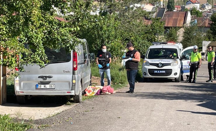 Oğlunun sürdüğü minibüsün altında kalıp öldü