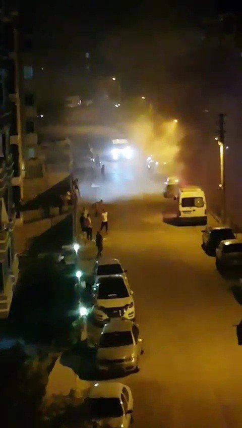 Park halindeki minibüs alev aldı