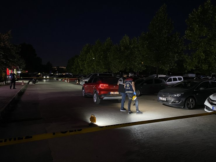 Restoran önünde tartışan iki grup birbirine kurşun yağdırdı