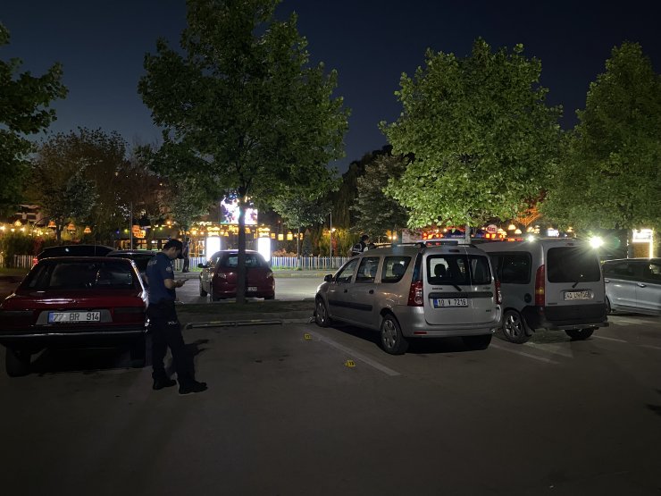 Restoran önünde tartışan iki grup birbirine kurşun yağdırdı