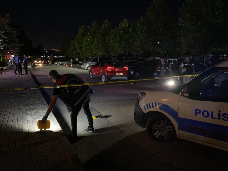 Restoran önünde tartışan iki grup birbirine kurşun yağdırdı