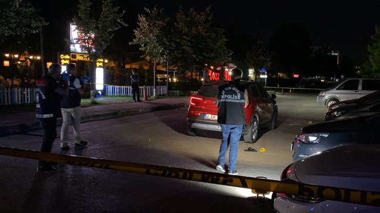 Restoran önünde tartışan iki grup birbirine kurşun yağdırdı