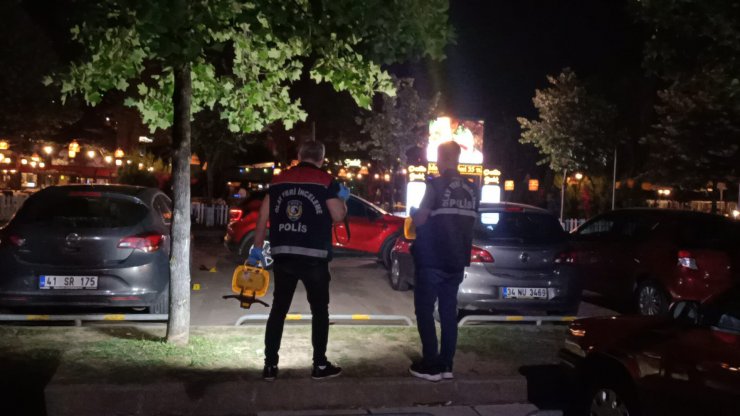 Restoran önünde tartışan iki grup birbirine kurşun yağdırdı