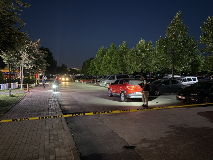 Restoran önünde tartışan iki grup birbirine kurşun yağdırdı