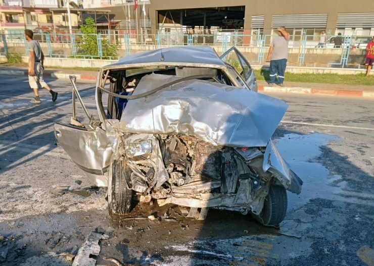 Servis minibüsü ile otomobil çarpıştı: 4 yaralı