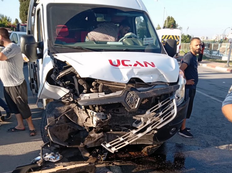 Servis minibüsü ile otomobil çarpıştı: 4 yaralı