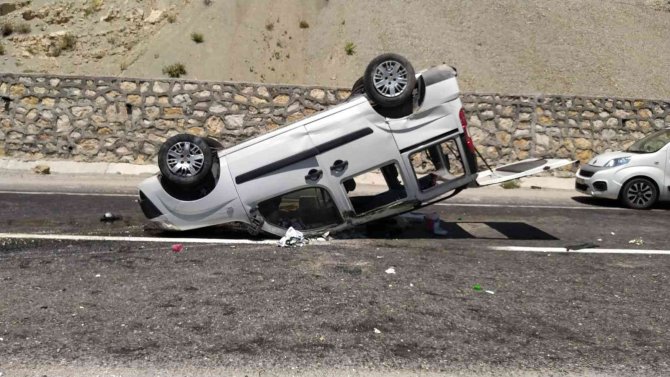 Sivas’ta hafif ticari takla attı: 5 yaralı