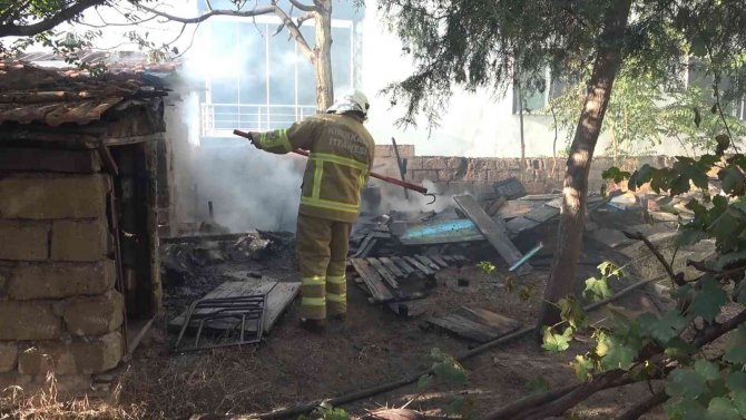 Tandırlık yangını korkuttu