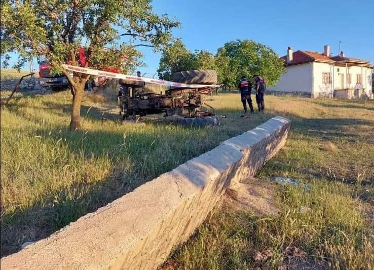 Traktör devrilirken küçük kardeşlerini araçtan atan 2 kız kardeş hayatını kaybetti 