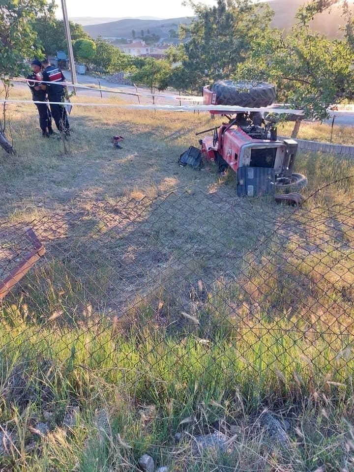 Traktör devrilirken küçük kardeşlerini araçtan atan 2 kız kardeş hayatını kaybetti 