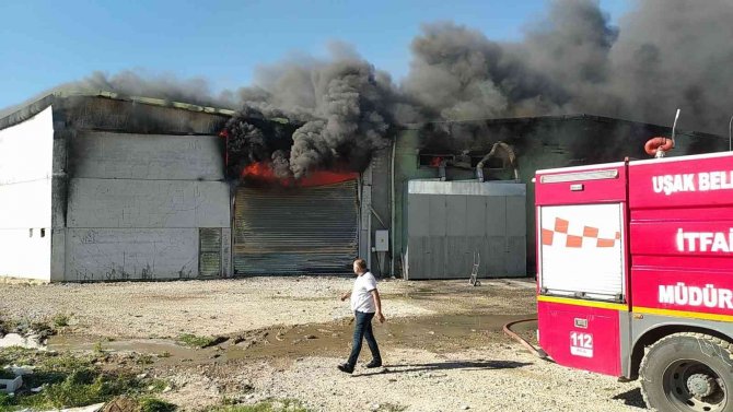 Uşak’ta tekstil fabrikasında korkutan yangın