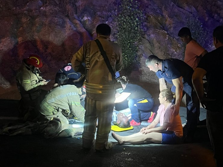 Üzüm yüklü kamyon devrildi: 2 yaralı