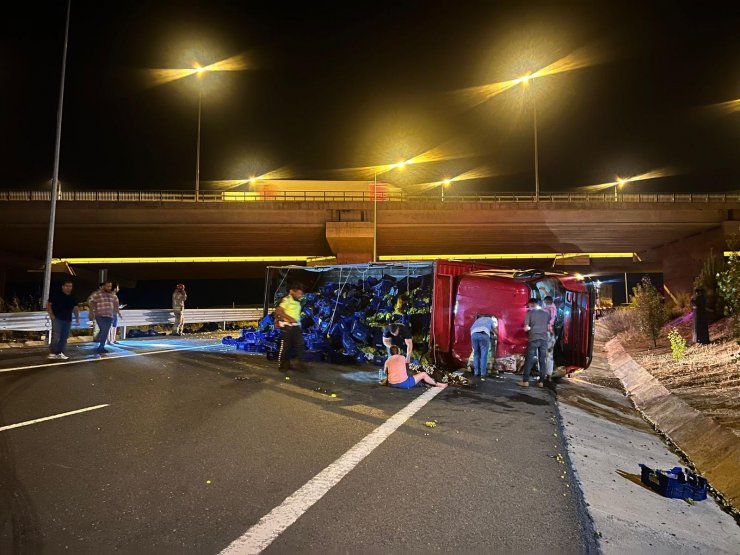 Üzüm yüklü kamyon devrildi: 2 yaralı