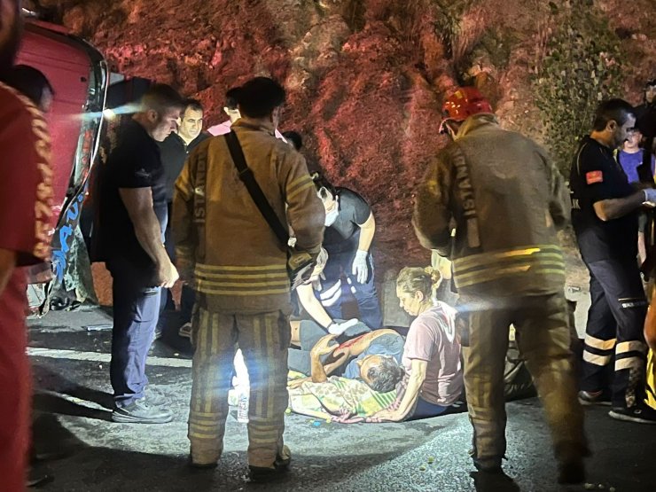 Üzüm yüklü kamyon devrildi: 2 yaralı