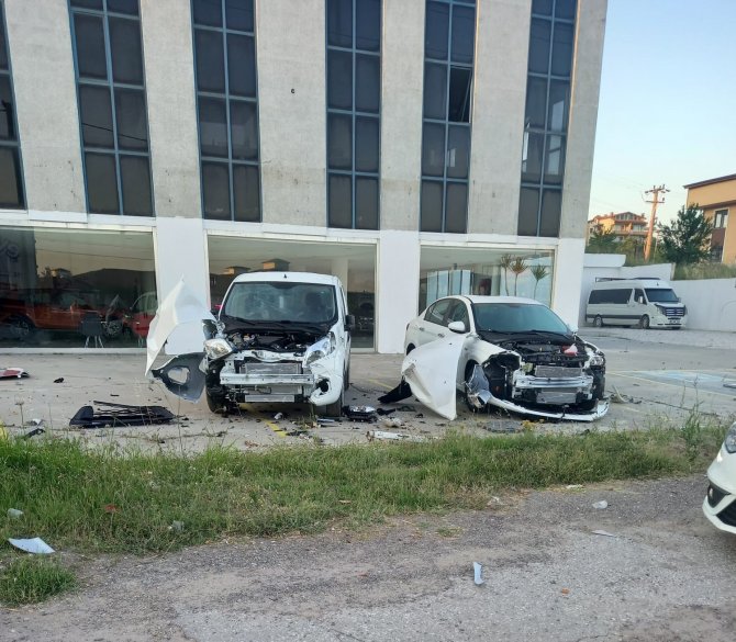 Yoldan çıkan kamyon 2 sıfır aracı pert etti