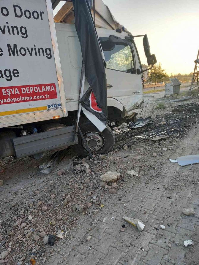 Yoldan çıkan kamyon 2 sıfır aracı pert etti