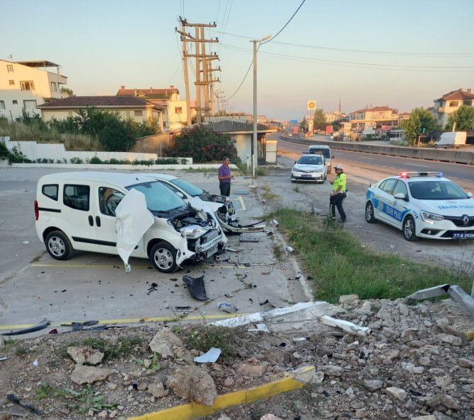 Yoldan çıkan kamyon 2 sıfır aracı pert etti