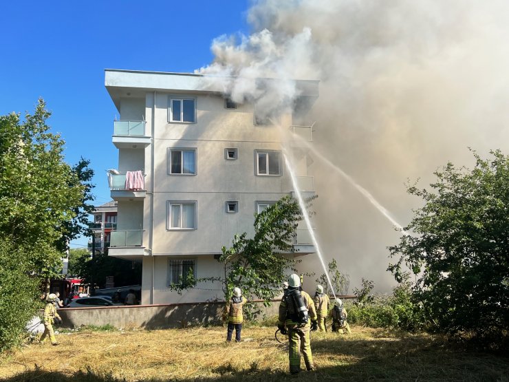 4 katlı binanın çatı katı alev alev yandı