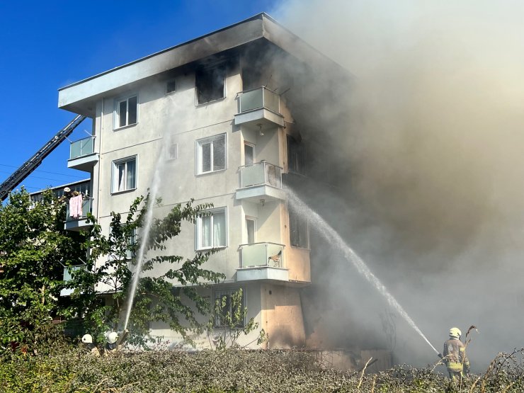 4 katlı binanın çatı katı alev alev yandı 