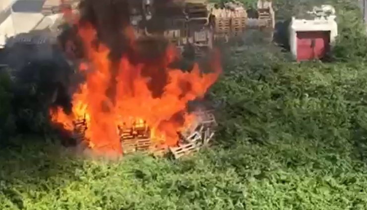 4 katlı binanın çatı katı alev alev yandı