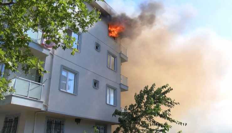 4 katlı binanın çatı katı alev alev yandı