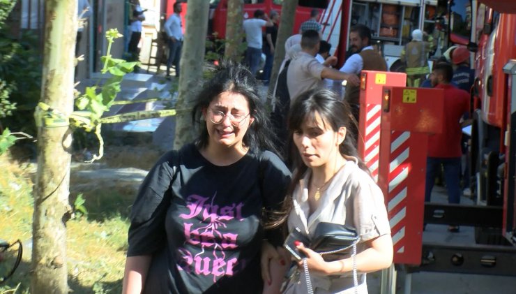 4 katlı binanın çatı katı alev alev yandı