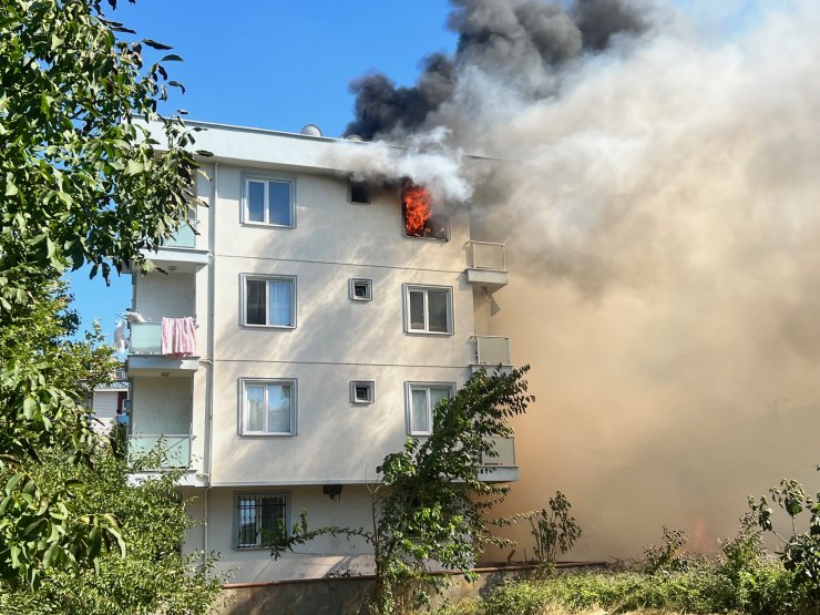 4 katlı binanın çatı katı alev alev yandı