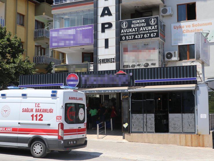 Avukat, bürosunda çıkan yangından zemin kattaki marketin tentesine atlayarak kurtuldu