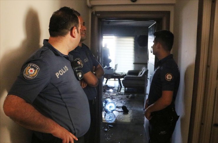 Avukat, bürosunda çıkan yangından zemin kattaki marketin tentesine atlayarak kurtuldu