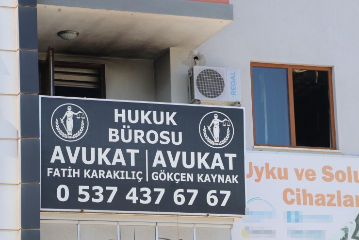 Avukat, bürosunda çıkan yangından zemin kattaki marketin tentesine atlayarak kurtuldu