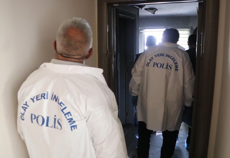 Avukat, bürosunda çıkan yangından zemin kattaki marketin tentesine atlayarak kurtuldu