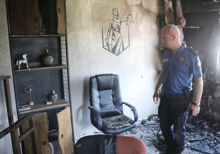 Avukat, bürosunda çıkan yangından zemin kattaki marketin tentesine atlayarak kurtuldu