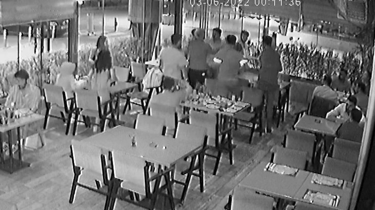 Avukatın attığı bardak kör etti