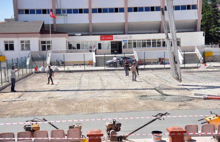 Beton mikserinden kopan 200 kiloluk parça işçinin başına düştü