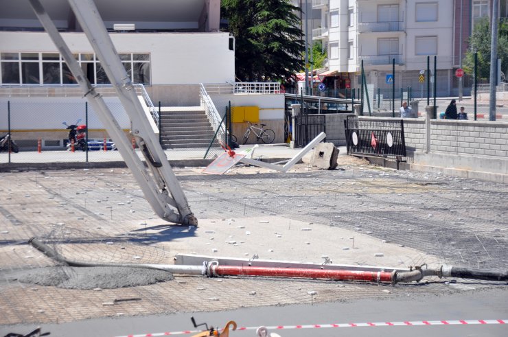 Beton mikserinden kopan 200 kiloluk parça işçinin başına düştü