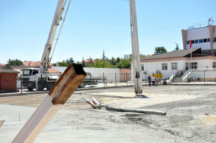 Beton mikserinden kopan 200 kiloluk parça işçinin başına düştü