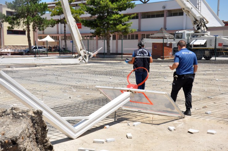Beton mikserinden kopan 200 kiloluk parça işçinin başına düştü