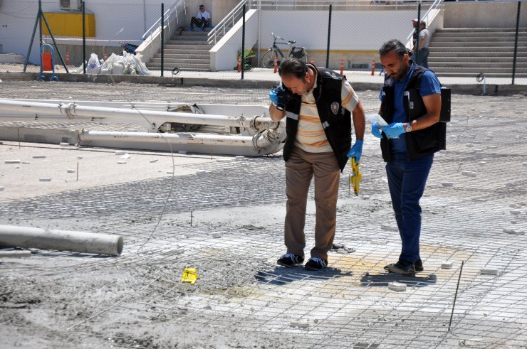 Beton mikserinden kopan 200 kiloluk parça işçinin başına düştü