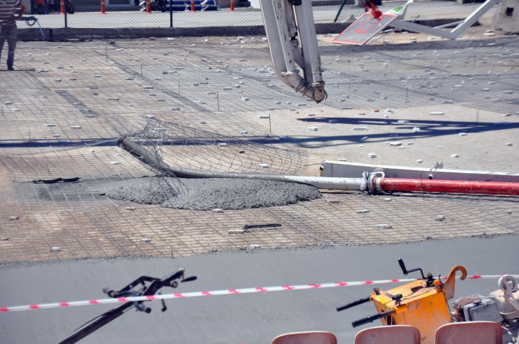 Beton mikserinden kopan 200 kiloluk parça işçinin başına düştü