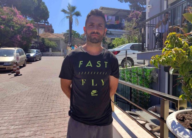 Duvarın üstündeki cep telefonunu çaldı