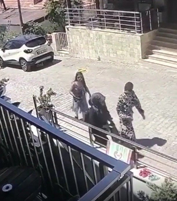 Duvarın üstündeki cep telefonunu çaldı