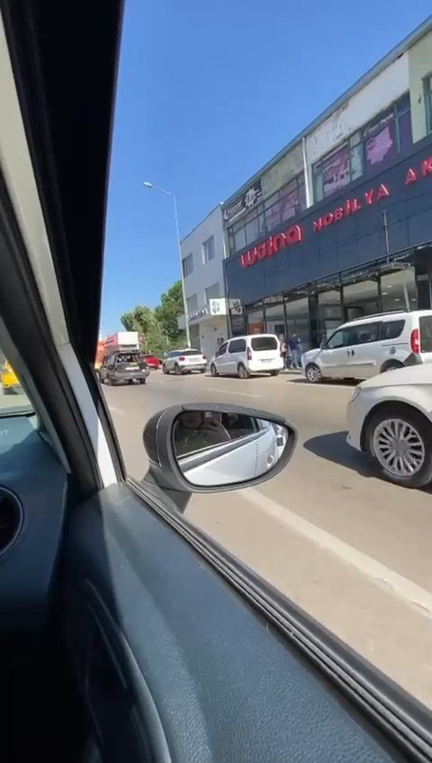 Ehliyetsiz sürücü otomobilin tavanında koltuk taşıdı